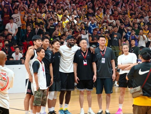 混个脸熟！韦世豪加入詹姆斯成齐行合影 1米77的他看上去好小😂