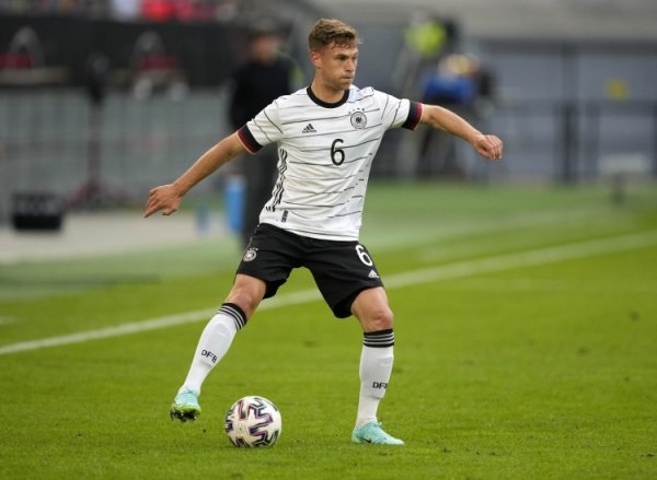 不踢右后卫！德媒：纳帅决定将基米希召回中场，加强德国队罢休力