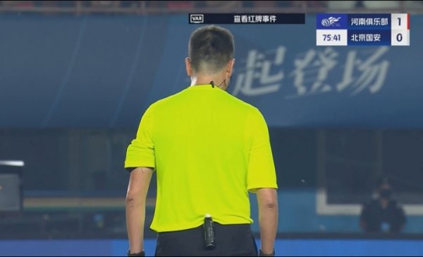 王刚无球气象下击打卡多索面部，主裁判看过VAR后处以黄牌告戒