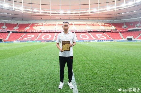 王竞完成中超联赛百场握裁里程碑