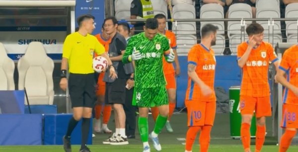 挟恨！王彤找瓦科调换，指了指麦麦提江，随后指向我方的脑袋