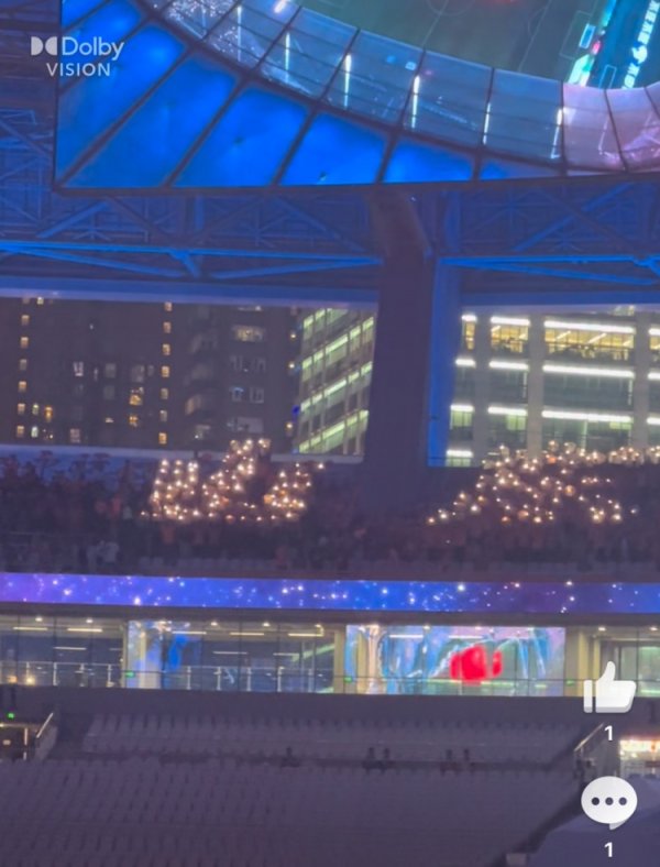 温雅山东！远征客场，泰山球迷用闪光灯拼出“山东”二字维持球队