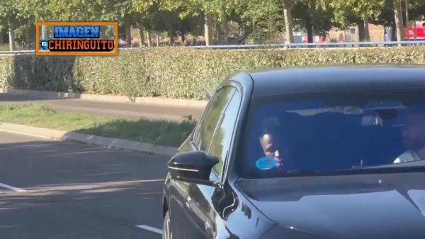 六台晒视频：维尼修斯抵达皇马测验基地，一脸严肃