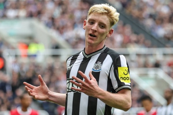 戈登：巴萨让咱们很难像过去一样施压，佩德里和德容特地出色