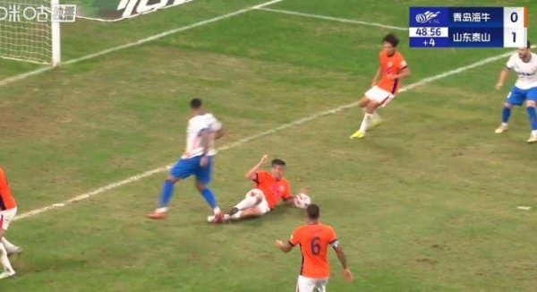 这是点球吗？刘军帅倒地撑捏手手球被判点，海牛全队终点不悦判罚