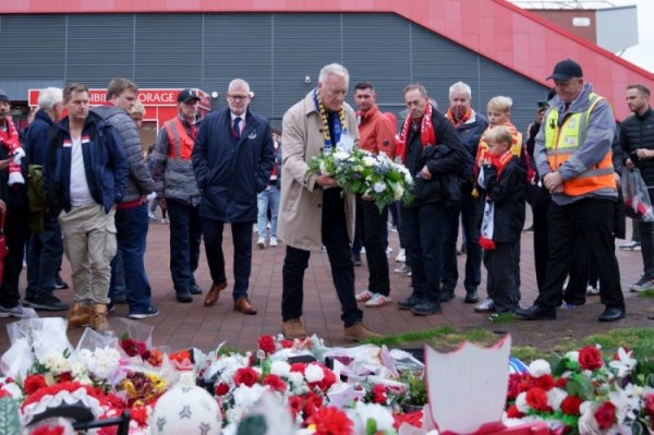 埃弗顿俱乐部代表赛前向若塔献花：咱们的心与若塔家东说念主、队友同在