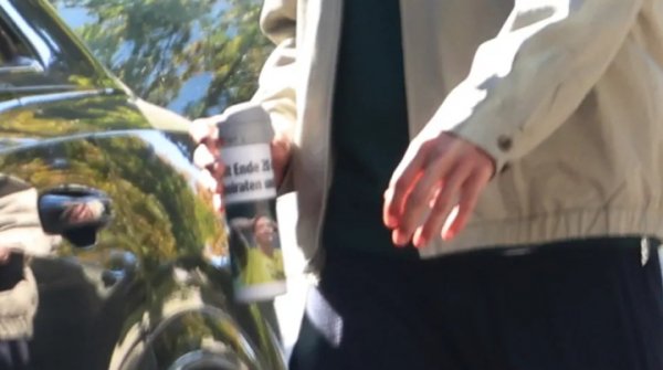 图片报：胡梅尔斯水瓶贴着一条新闻，写着“20多岁我思成婚生子”