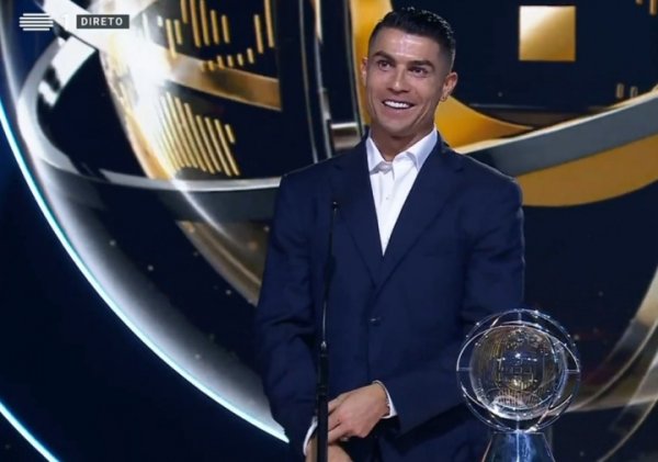 获各人声望奖！C罗：家东说念主说我该停驻 但我仍能帮球队为何不连接？