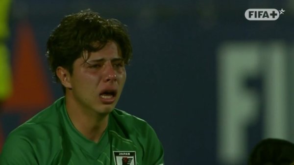 惨！日本送点换门将仍遭绝杀，被换下的混血门将哀哭流涕跪地不起