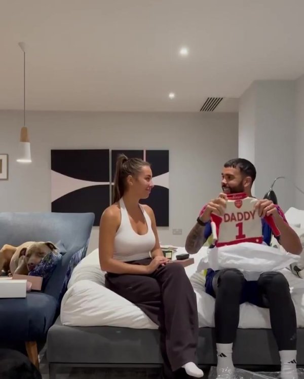 温馨甜密！拉亚细君准备惊喜礼物，将我方怀胎的音尘见告拉亚