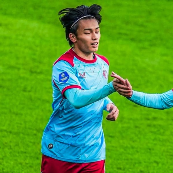 情景爆棚💥上田绮世脚后跟破门半场戴帽 9轮11球领跑荷甲弓手榜