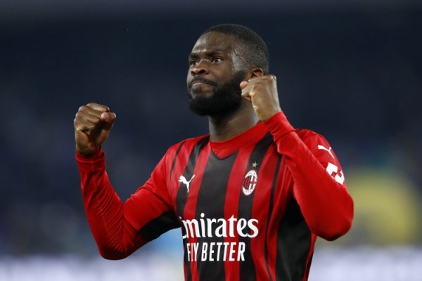 记者：米兰正在和托莫里谈续约，球员但愿留队现在考虑氛围很好