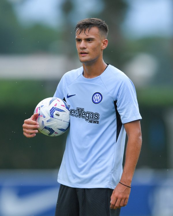 记者：国米正温情小将斯坦科维奇，球队有回购条目及转会分红