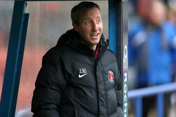 鲍耶回忆遭逢空难：消防员告诉咱们，要是再晚一分钟飞机就会爆炸