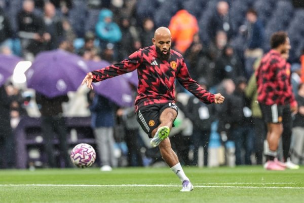 在安菲尔德球场进行的英超联赛，曼联从未半场特出情况下输利物浦