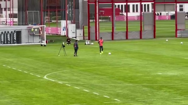 好音尘！记者：穆西亚拉在小腿骨折后初次重返球场进行规复进修