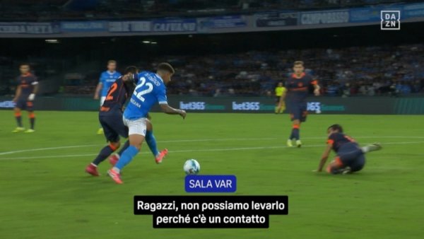 国米点球误判灌音：主裁判视野被挡，助理裁判料定点球，VAR证明