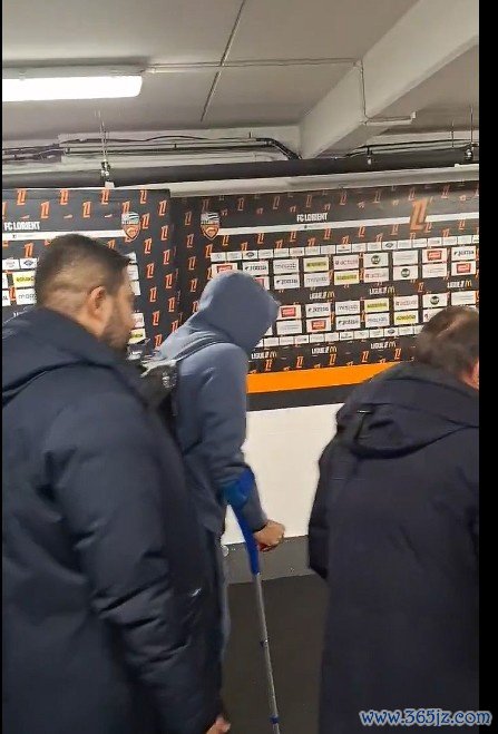 但愿无碍，杜埃赛后拄拐离场，此前报谈称可能面对恒久伤缺