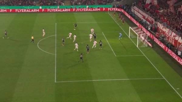 拜仁因误判赚钱！埃贝尔：担忧边裁才气退化，守旧更早启用VAR