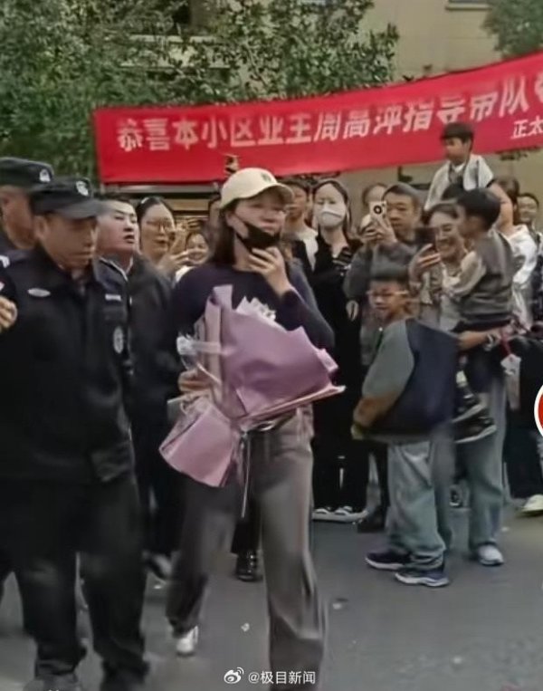 载誉而归！泰州队女教师周高萍回家被所住小区拉横幅管待