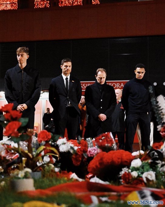 请安若塔，阿隆索、赫伊森、阿诺德一瞥前去安菲尔德操心碑前献花