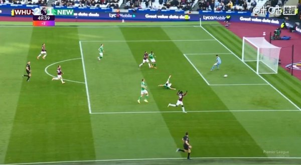 突围变铲射！万比萨卡造乌龙，博特曼突围时平直将球铲进自家大门