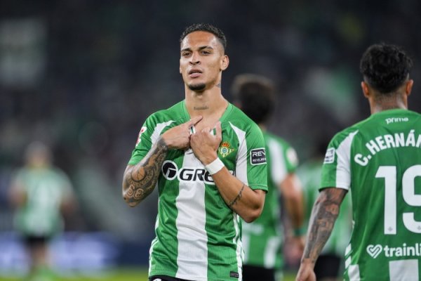 不公谈！球迷：亚马尔提名普斯卡什的进球安东尼有10个，但没提名