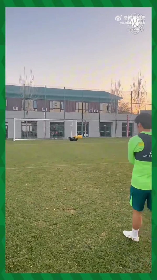 查考截至后，球员们自觉组织了射门比赛，现场是一派景色的海洋