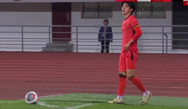 临了时间U22国足角球 鲍世蒙拔掉角旗杆吃到黄牌，然后把杆子插回