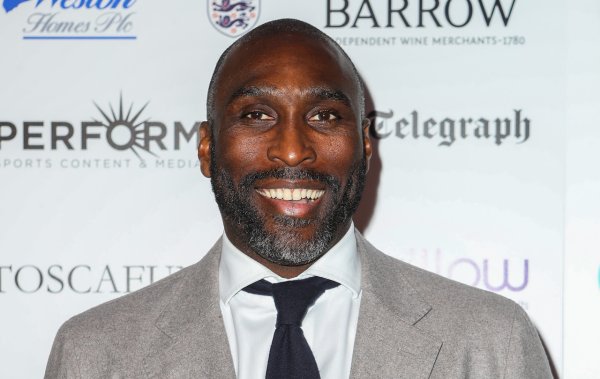 坎贝尔谈被热刺球迷错误：到当今皆没东谈主谈歉，这跟菲戈的遭受很像