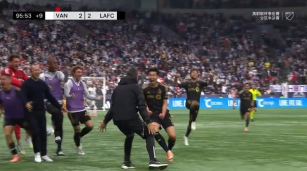 亚洲天王！孙兴慜第95分钟苟且球绝平+本场双响，洛杉矶让2追2