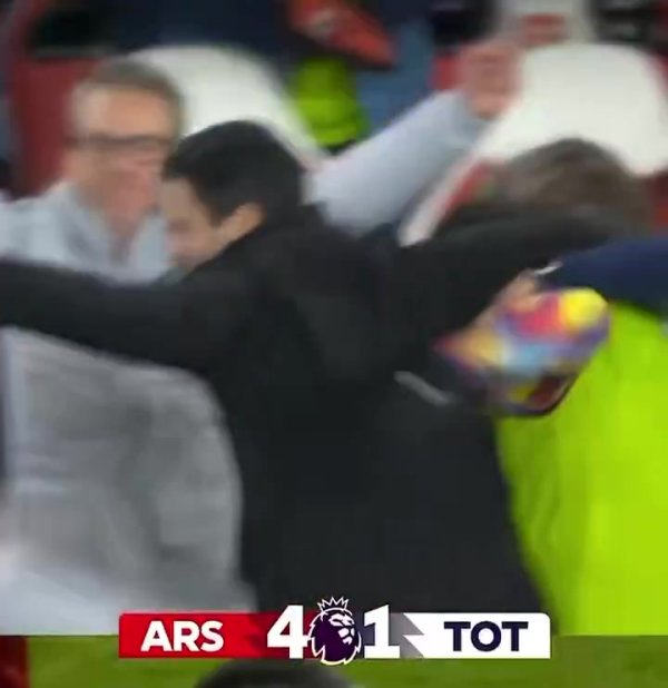 真枪手！阿森纳4-1时替补席斯凯利任性庆祝，与训诫组热沈相拥