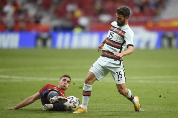 贝西克塔斯官方：MRI查验无法证明拉法-席尔瓦腰痛，球员缺席考验