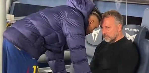 😡主帅不欢跃！巴萨3-1赛后，弗里克独坐替补席与拉菲尼亚相似